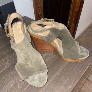 Michael Kors size 9 green suede wedges